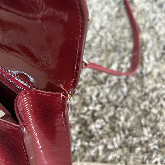 Beautiful burgundy small crossbody. It’s NOT AUTHENTIC🤗 - Picture 7 of 11